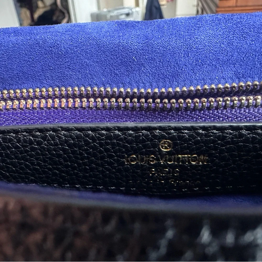 Elegant Black Embossed Crossbody Bag - Picture 3 of 5